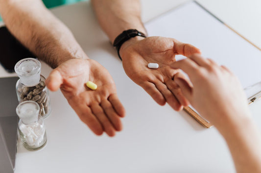 Mano che offre pillole per la disfunzione erettile, tema centrale dell’articolo Cialis vs Viagra.