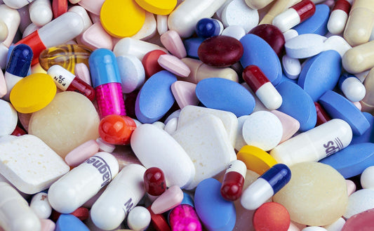 Varie pillole e capsule colorate, tra cui farmaci come il Sildenafil usati per la disfunzione erettile.