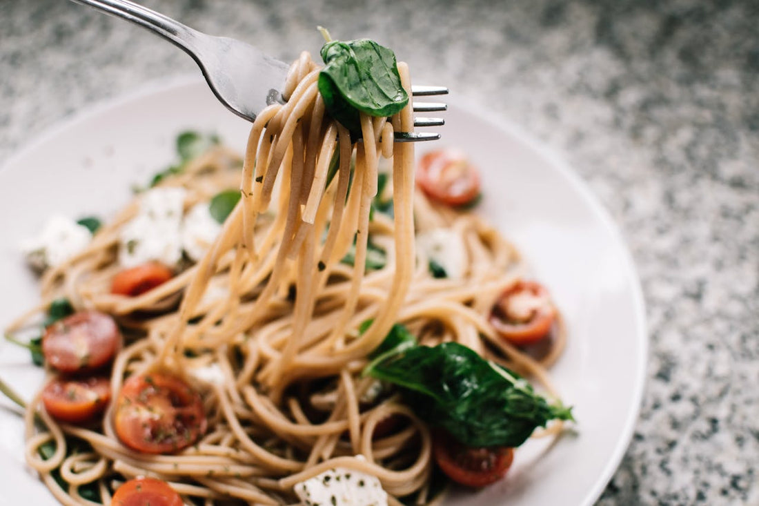 Piatto di spaghetti con gamberi, tra gli alimenti spesso considerati afrodisiaci naturali nella cultura popolare.