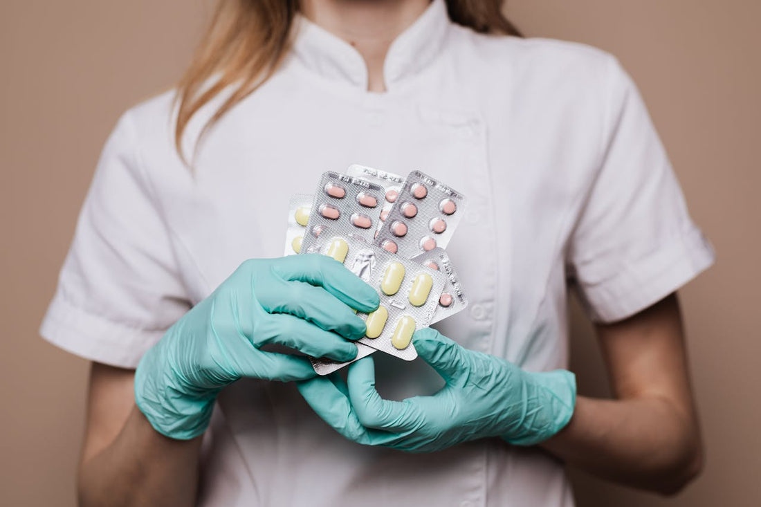 Operatore sanitario che mostra blister con pillole, esempio dei migliori farmaci per l’erezione disponibili.