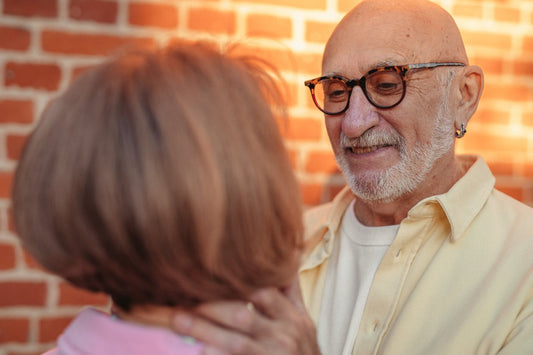 Anziano che conversa serenamente, possibile rappresentazione delle conseguenze sociali del testosterone basso.