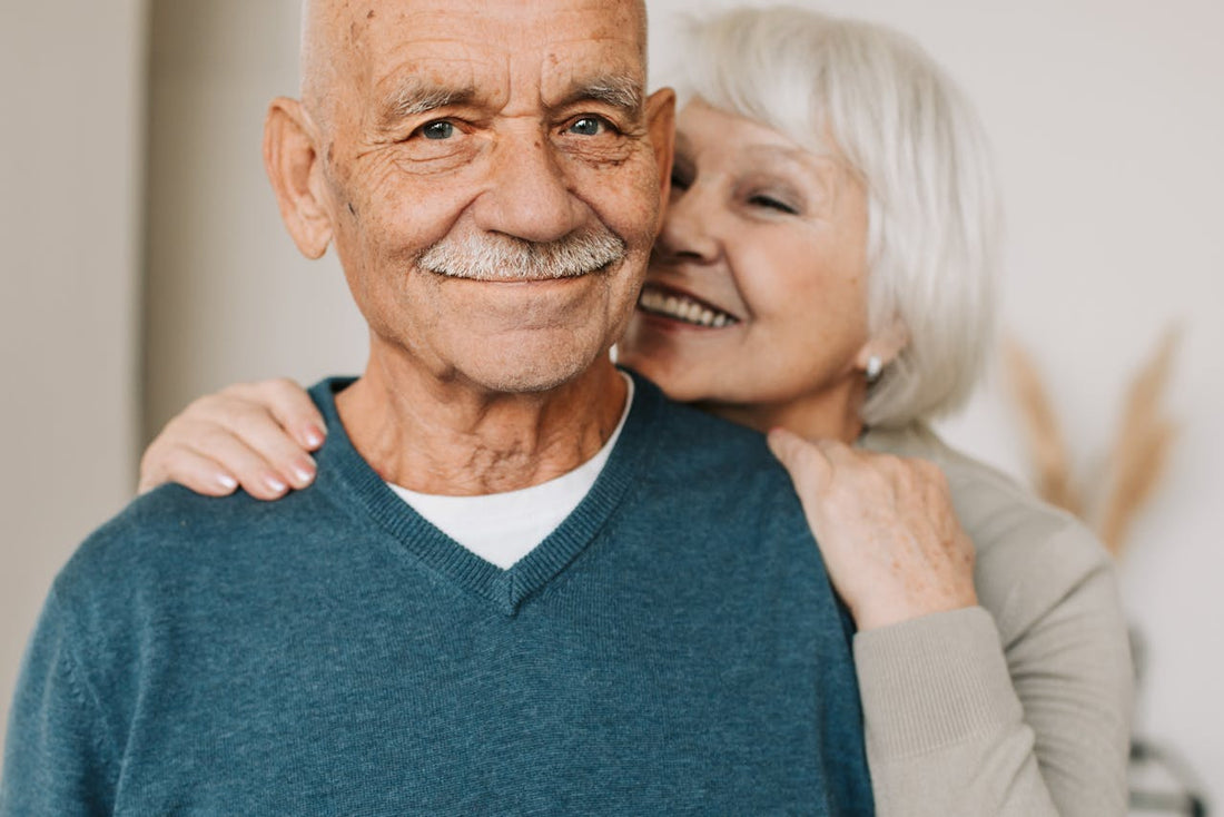 Coppia anziana che sorride con affetto, simbolo di intimità e benessere legati al sesso a 60 anni.