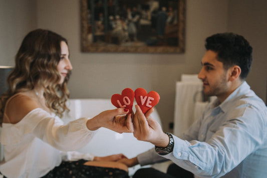 Coppia che condivide un momento romantico, simbolo del legame tra testosterone e desiderio sessuale.